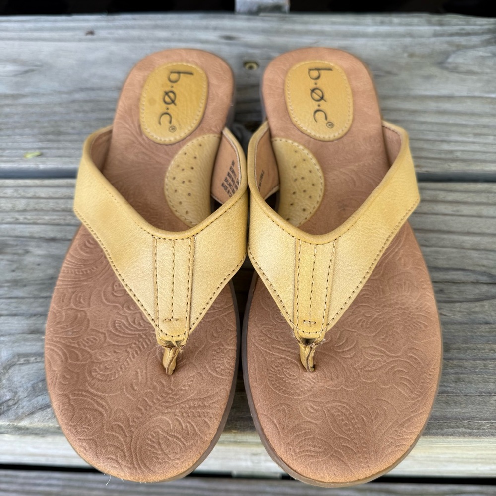 Boc Born Sandals Flip Flops Thong Yellow Faux Leather Summer Beach Resort Size 6
